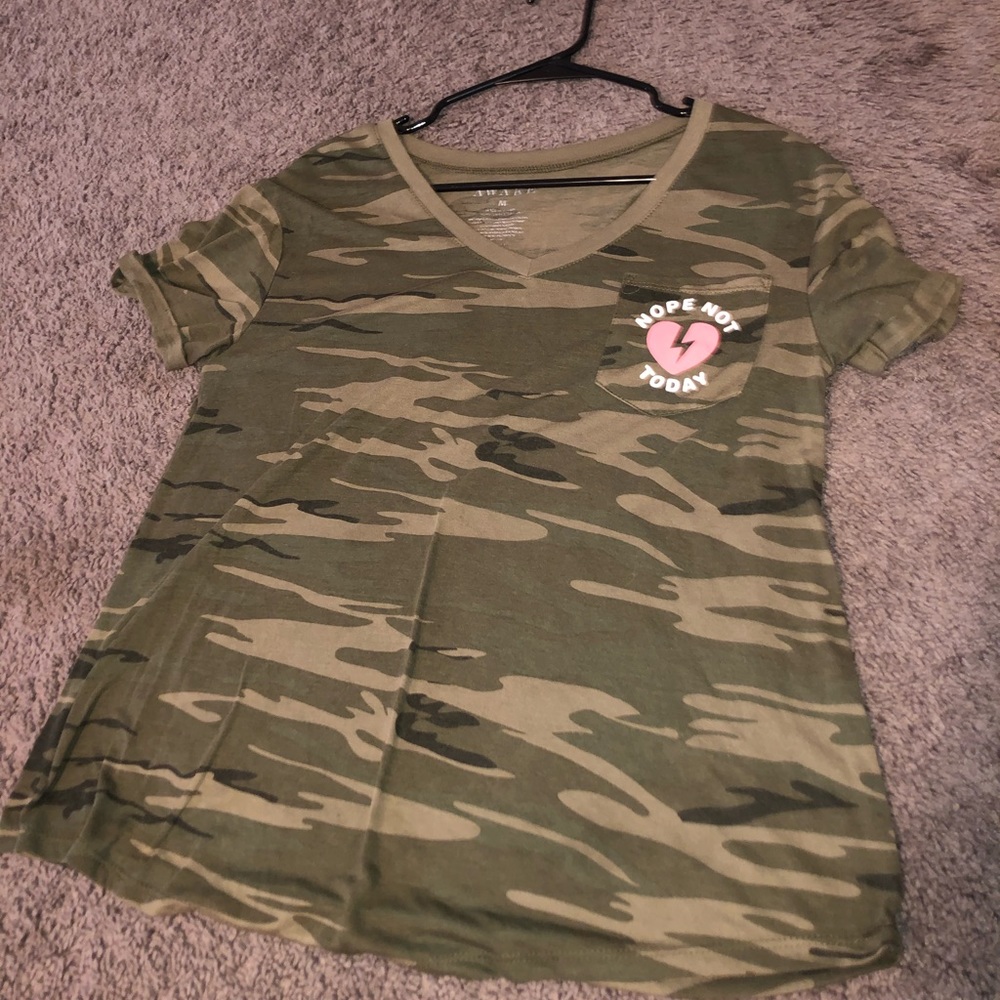 ✨Camo T-shirt w/ cute pocket detail✨